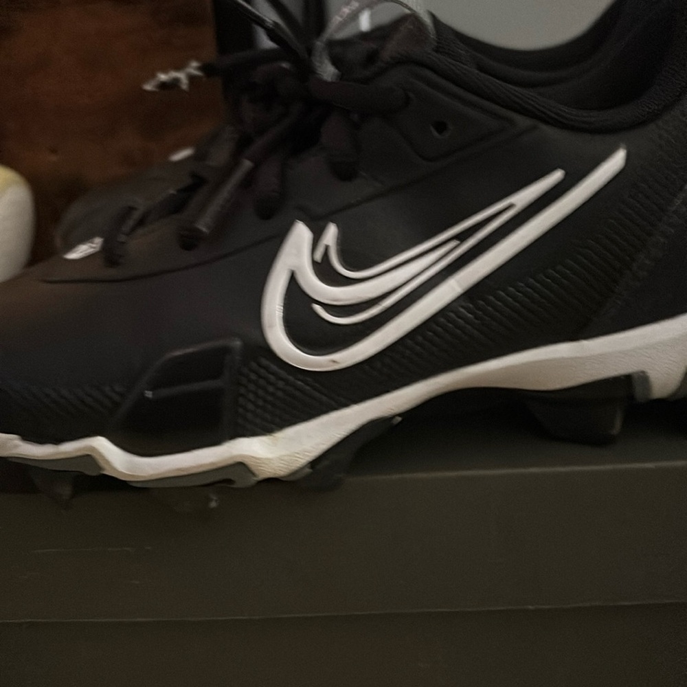 Youth football cleats